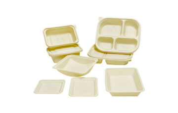 The new packaging series using renewable resources from corn starch, currently available in trays and food boxes.
